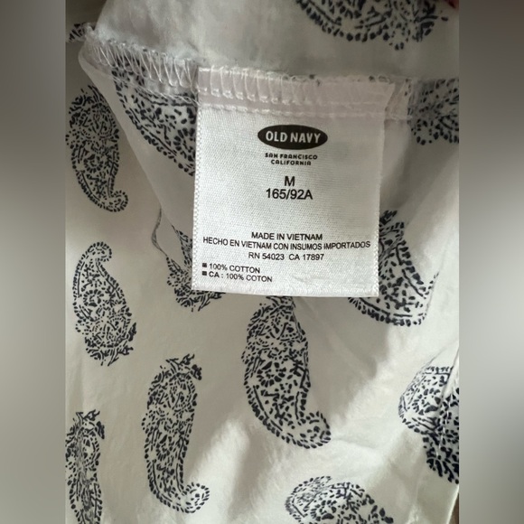 Old Navy Women’s White Paisley Button Down in a Medium - Picture 8 of 8